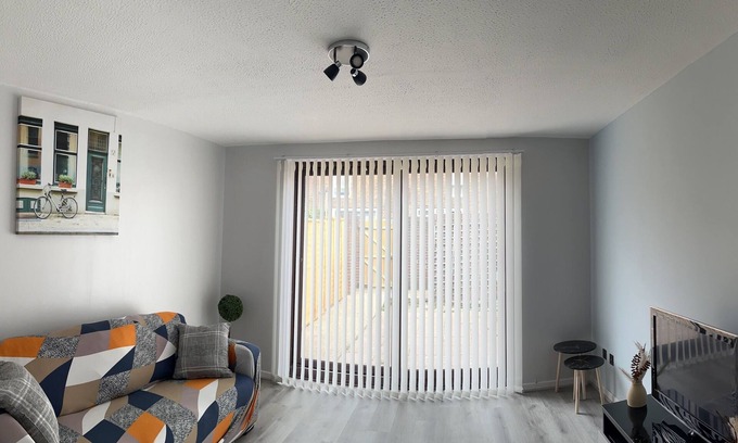 Woolwich House | Homely London Retreat for Contractors and Tourists