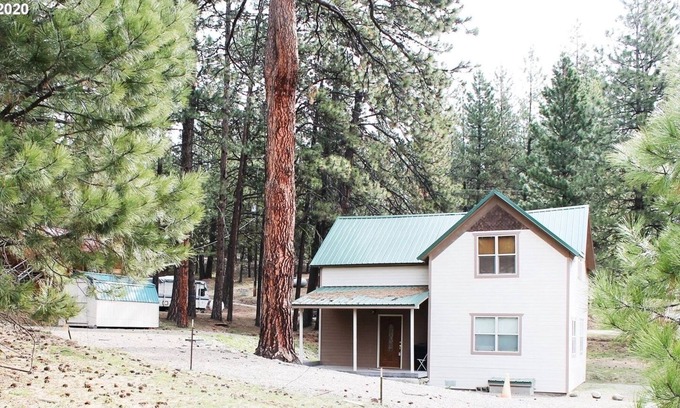 Sumpter House | Lone Pine Claim - Just minutes to ATV and hiking trails.