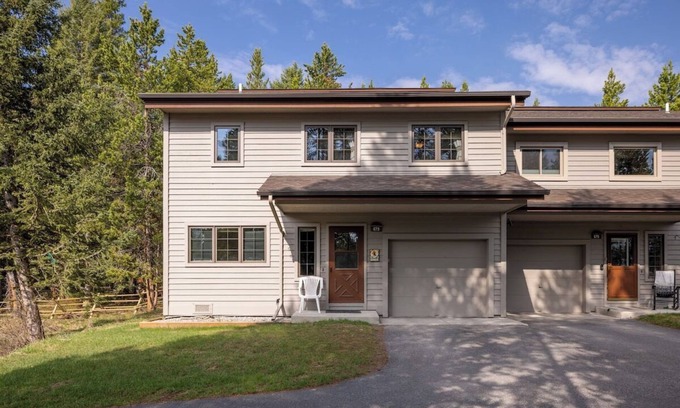Big Sky Condo | Magnificent Lone Pine Retreat: Pet Friendly with Spa & Pool