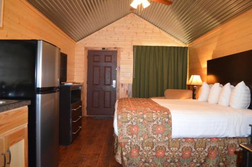 Big Lake Hotel | Well-Reviewed Lone Star Lodge with Family-Friendly Amenities
