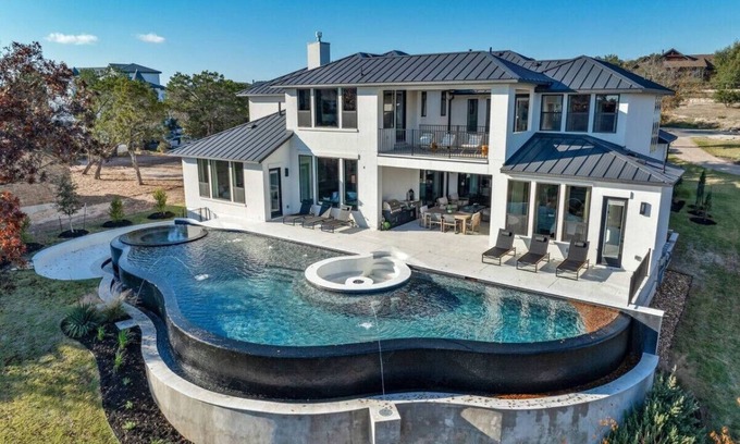 Leander House | Indulge at Lone Star Luxe: Lake Travis Retreat Awaits!