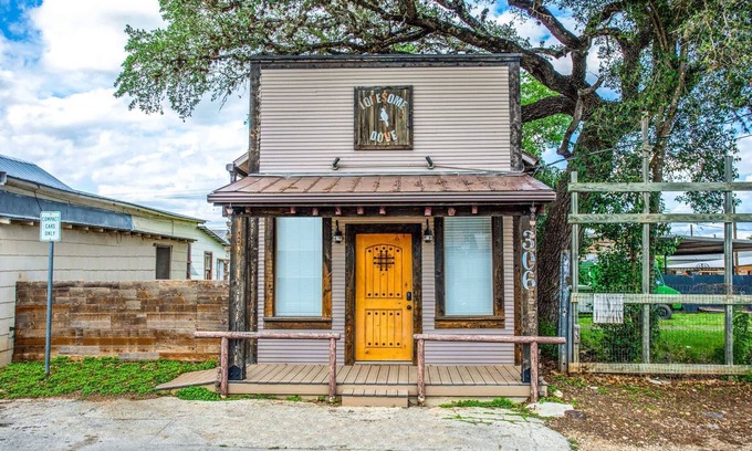 Bandera House | Exceptional Lonesome Dove Guesthouse with Kitchen Amenities