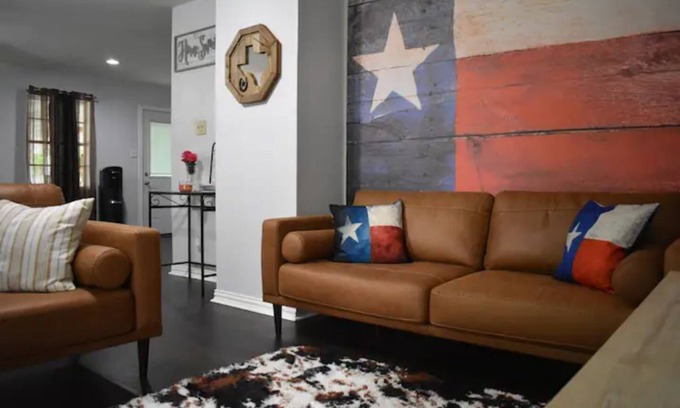 Santa Fe House | Discover Lonestar Texas-Themed House in Santa Fe, Rated 10/10