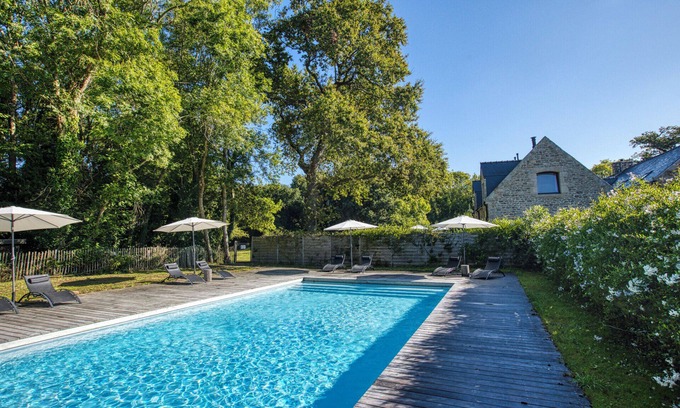 Locoal-Mendon House | Elegant Retreat with Pool and Scenic Views in Nature
