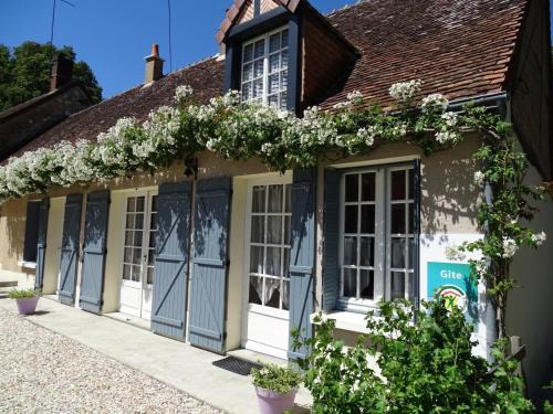 Pouille House | Charming Longère with Garden Near Loire Castles & Zoo