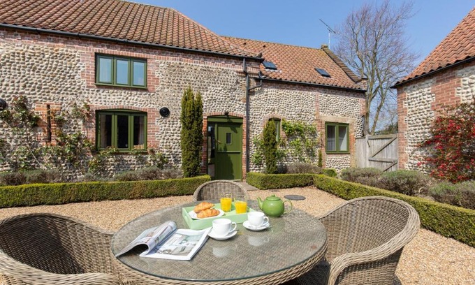 West Beckham House | Family-Friendly Retreat at Long Barn, Rookery Farm