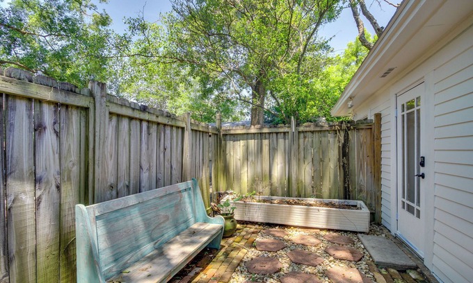 Long Beach Cottage | Charming Long Beach Cottage: Steps to Beach & Downtown!