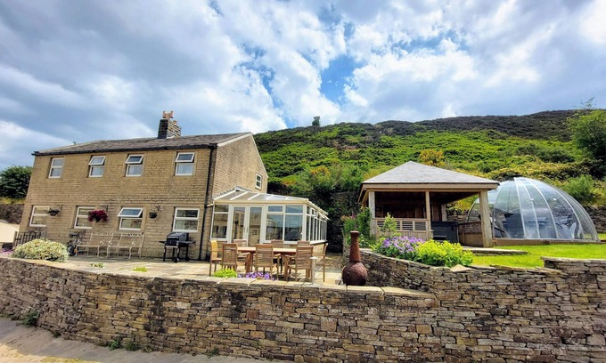 Hepworth Cottage | Pet-Friendly Long Ing Farm with Hot Tub in Yorkshire