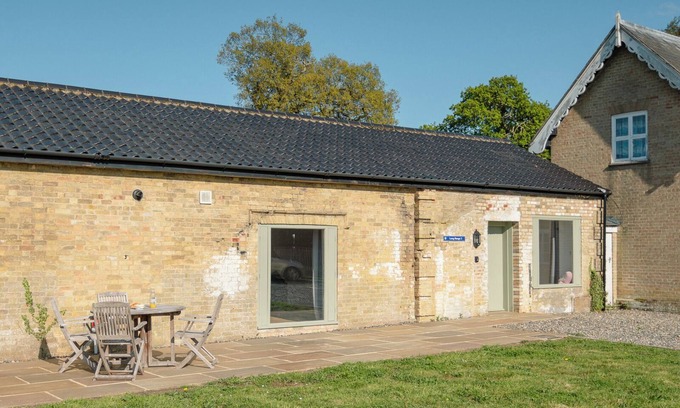Beccles House | Unique Suffolk Country Getaway with Lake Views