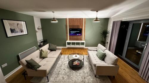 Colchester Apartment | Convenient Long Stay with Free Parking Near Train Station
