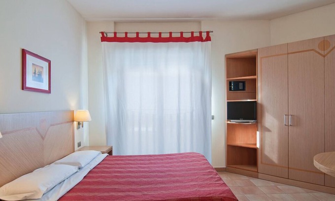 Zona XXX Castel Fusano Apartment | Long Stay Monthly Apartment near Rome I Triangoli with backyard