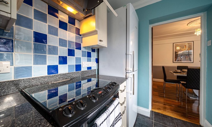 Canterbury House | Long Stay Offer with 3 Car Driveway & Family Amenities