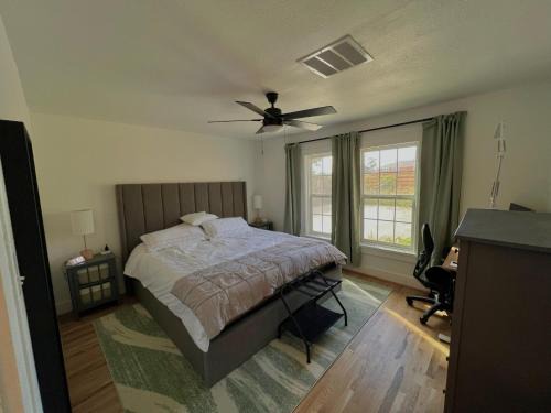 MacGregor House | Long Term, Blackout Curtain, 2 Monitor, King Bed Room in 2 BR Home