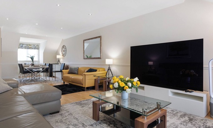Oakleigh Apartment | Long-Term Equestrian Penthouse