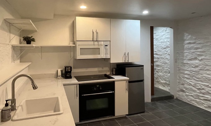 Greenpoint Apartment | Discover a Prime Brooklyn 3-Room Apartment for Rent