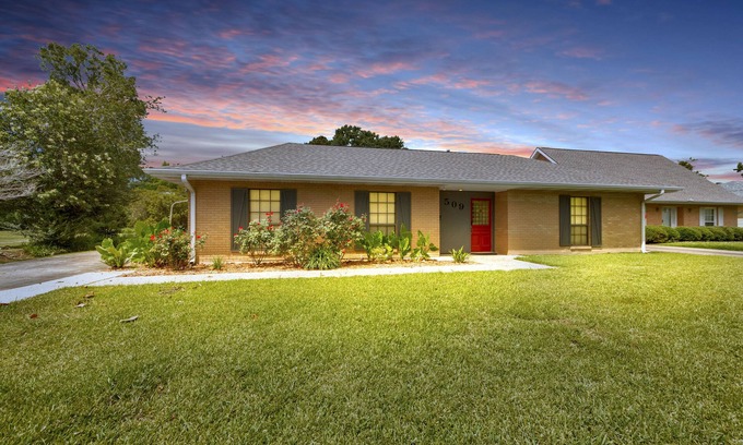 Breaux Bridge House | Comfortable Long-Term Stays with Free WiFi and Spa