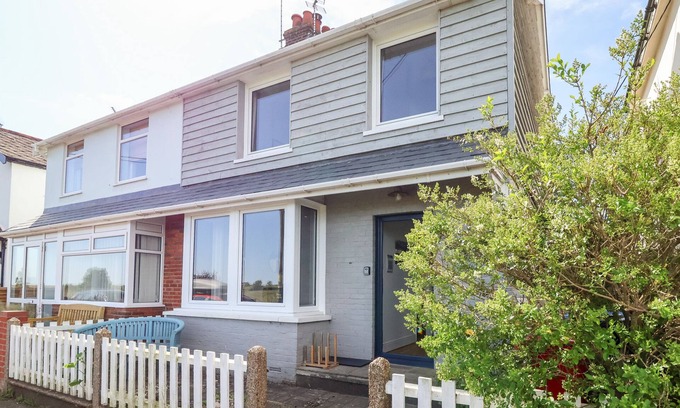 Southwold Cottage | Family-Friendly Long View Hotel with Oceanfront Amenities