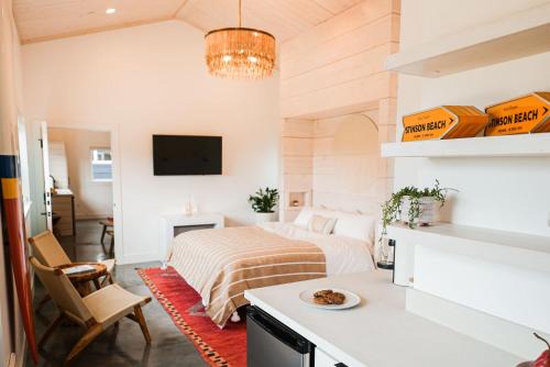 Stinson Beach Hotel | Explore Longboard Studio with King Bed and Kitchenette