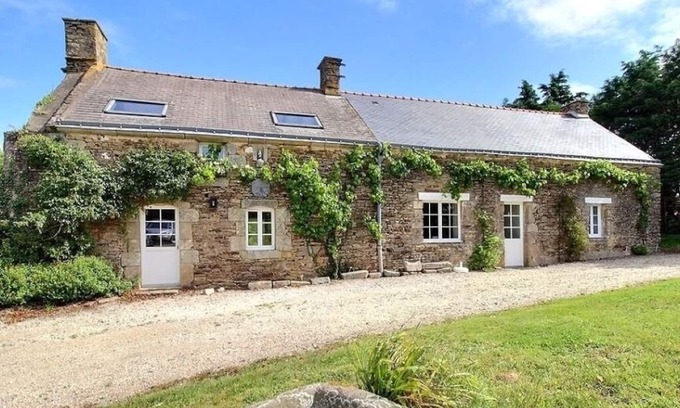 Surzur House | Seaside Retreat: Renovated Longère with Spa & Ocean Views