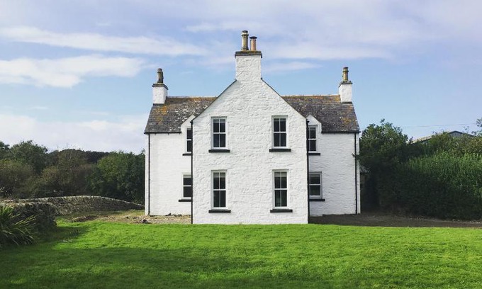 Whithorn House | Inviting Longhill Farmhouse: 4-Star Stay with Breakfast & Pets