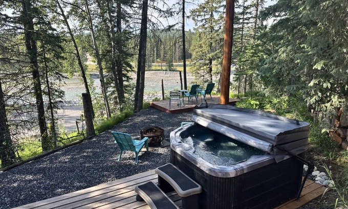 Bragg Creek Cabin | Relaxing Longhorn Cabin at Restart Ranch with Hot Tub & River