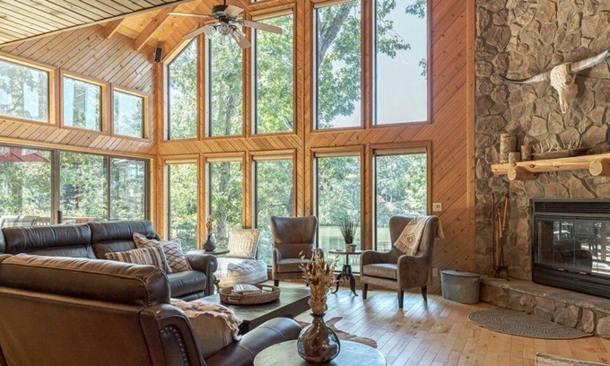Innsbrook Ski Chalet | Relaxing Longhorn Lakeside Chalet with Private Dock & Fire Pit
