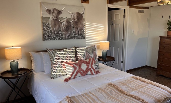 Hot Springs Cabin | Guest Rated: Longhorn Lodge with Pet Friendly Amenities