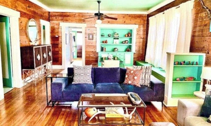 Old West Austin House | Longhorn Lodge - In the Heart of Central Austin, near U.T. & the "Drag"
