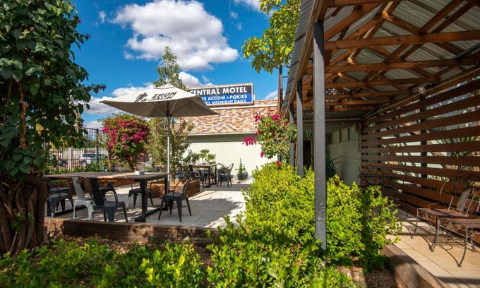 Longreach Hotel | Central Longreach Motel with Family-Friendly Amenities