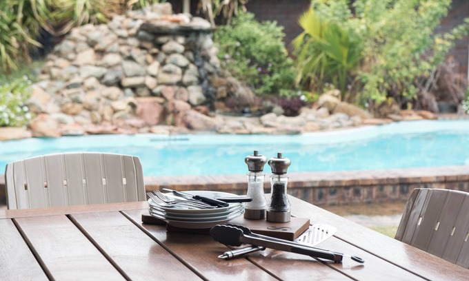 Longreach Hotel | Explore Longreach Motor Inn: Family-Friendly with Pool & Spa