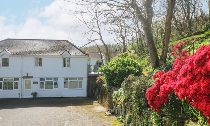 Porthcurno Cottage | LONGSHIPS Cottage: Relaxing Retreat with Ocean Views in Porthcurno
