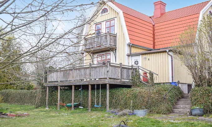 Kalmar Municipality House | Look forward to a lovely vacation in this charming wooden holiday home in Halltorp south of Kalmar.
