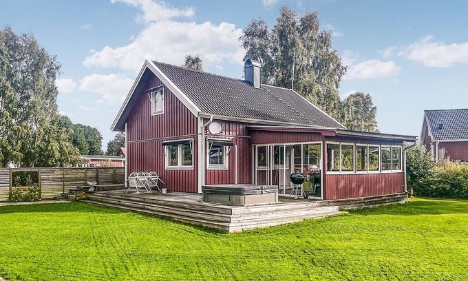 Helde House | Look forward to a relaxing vacation close to nature in this beautiful vacation home!