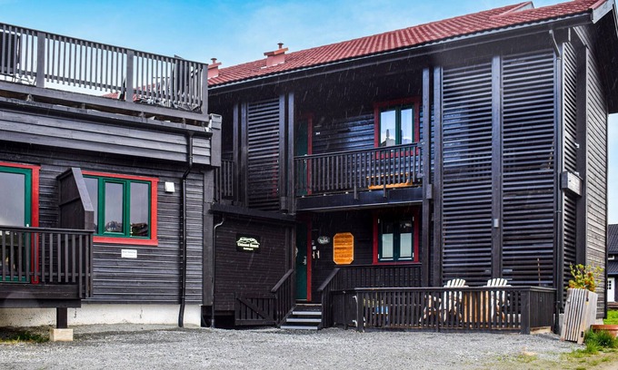 Ustaoset Apartment | Look forward to an enchanting mountain panorama in this cozy vacation apartment.