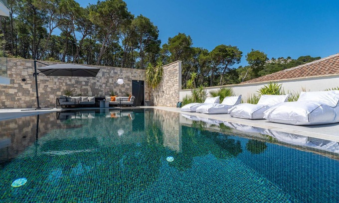 Tkon House | Indulge in a Dreamlike Villa with Oceanfront Views