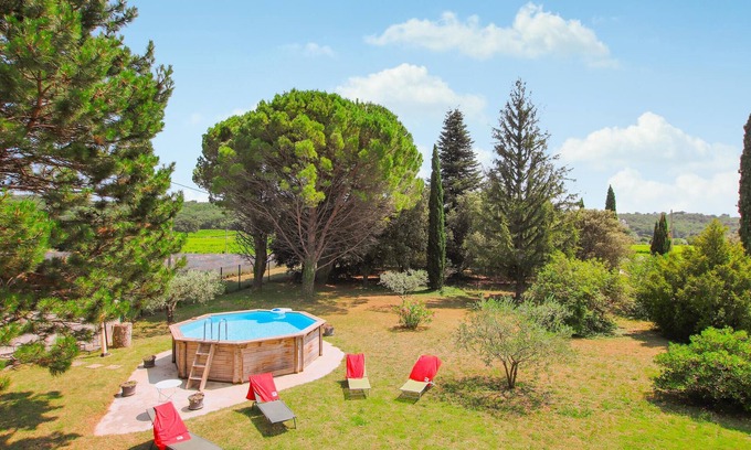 Grillon House | Inviting Vacation Home with Pool and Spa in Valréas