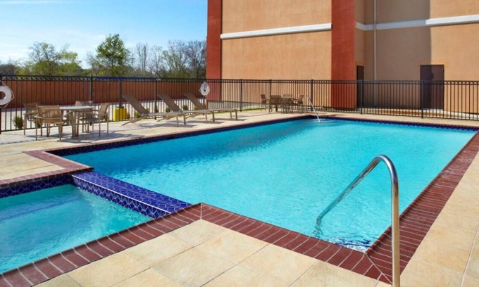 Southeast Houston House | Look No Further! FREE Parking, 4 Comfortable Units, Pool, Near Cascade Park