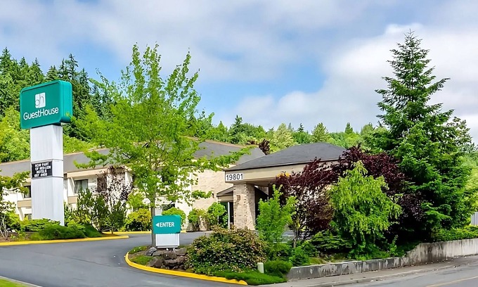Poulsbo Hotel | Discover a Pet-Friendly Haven with Breakfast and Free Parking