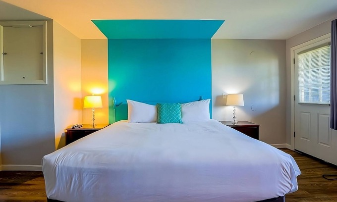 Seaside Hotel | Discover Modern Pet-Friendly Units with River Views!