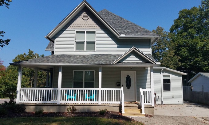 South Haven House | Family-Friendly Retreat: Walk to Beach & Town, Pet Friendly