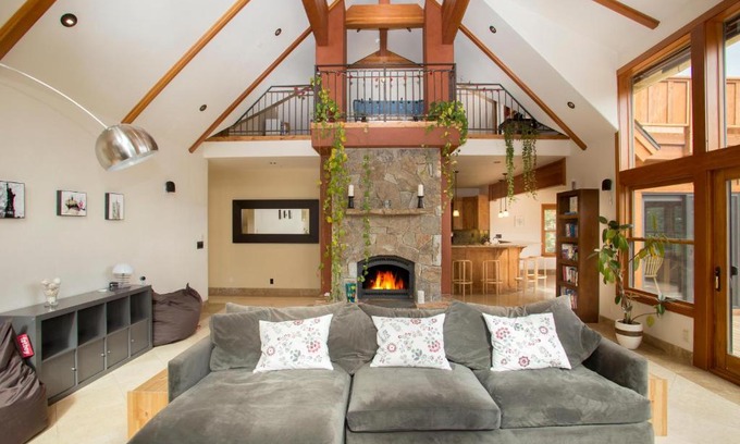 Kings Beach House | Look Out Lodge: Lake View with Hot Tub & Pet Friendly Amenities