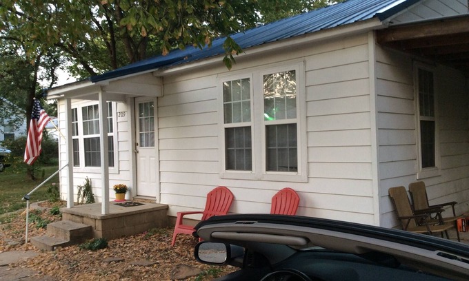 Prairie Grove Cottage | Find Your Perfect Home Away in Scenic Northwest Arkansas