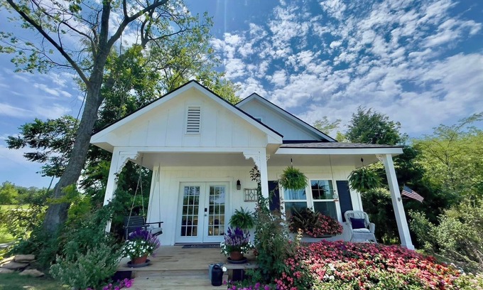 Johnson County Cottage | Discover Your Ideal Urban Escape with Pool and Spa