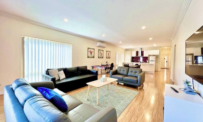 Athelstone House | Ideal Family Retreat with Kitchen & Breakfast Included