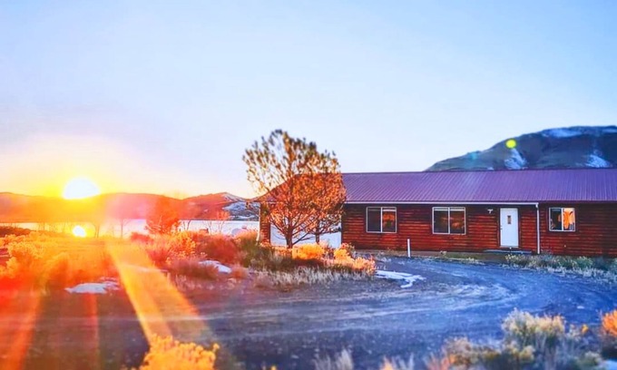 Minersville House | Escape to a Lakefront Retreat with Stunning Views
