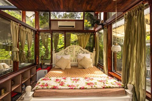 Alwaye House | Family-Friendly Getaway at Looking Glass by Roamhome