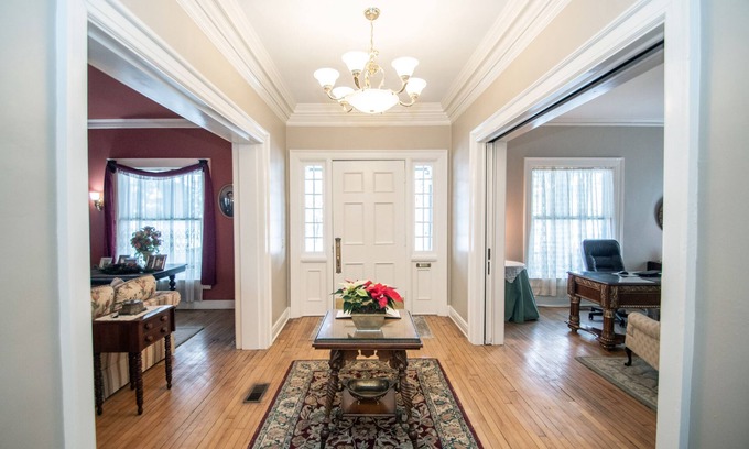 Old Northside Bed & Breakfast | Experience Relaxation at Looking Glass Inn with Spa & Breakfast