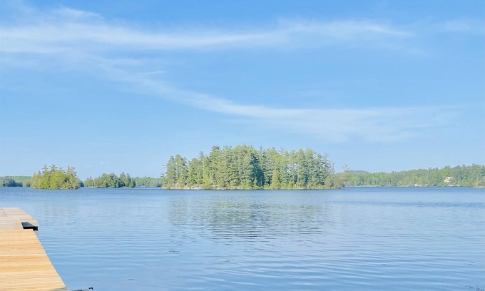 Leeds and the Thousand Islands Cabin | Pet-Friendly Lookout 1 Cabin with Spa and Lake View