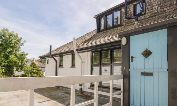 Polperro Apartment | LOOKOUT, family friendly, character holiday cottage in Polperro