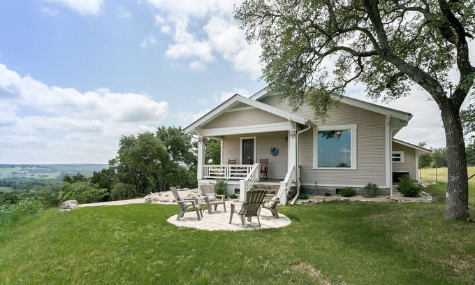 Fredericksburg House | Lookout Hill Cottage: Breathtaking Views & Spa Retreat
